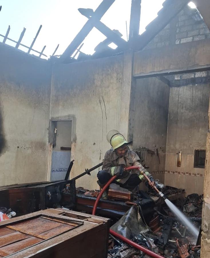 PEMBASAHAN: Petugas PMK menyemprotkan air ke lokasi kebakaran di Desa Blajo, Kecamatan Kalitengah. (IST/RDR.LMG)