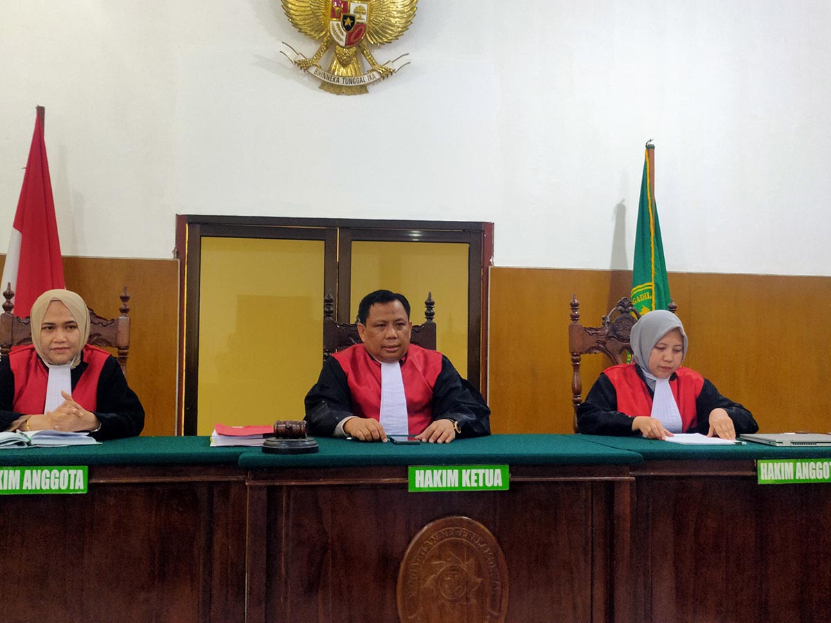 BERI VONIS BELASAN TAHUN: Majelis hakim PN Lamongan yang menyidangkan kasus persetubuhan bapak terhadap anak kandung. (IST/RDR.LMG)
