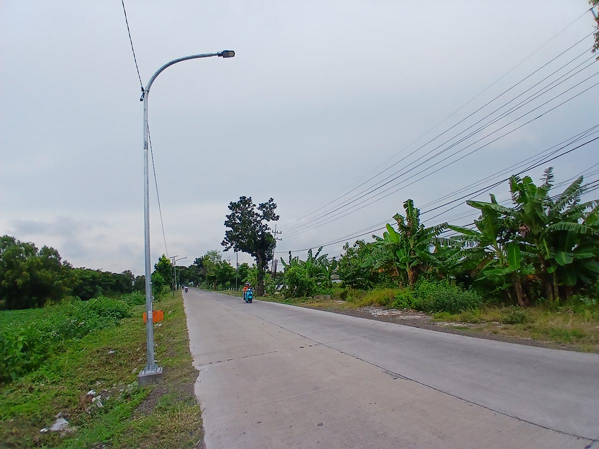 KURANG 38 TITIK: PJU yang sudah terpasang di Kabupaten Lamongan. Dishub menargetkan pemasangan 237 PJU baru tahun ini. (ANJAR DWI PRADIPTA/RDR.LMG)