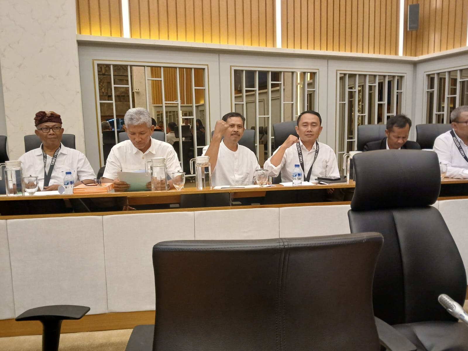 PERJUANGKAN ASPIRASI MASYARAKAT: Kades Sukorejo, Kecamatan Turi, Suminto bersama Kades Deket Wetan saat mewakili Jawa Timur dalam Rapat Dengar Pendapat (RDP) dengan Komisi IV DPR RI di Jakarta.