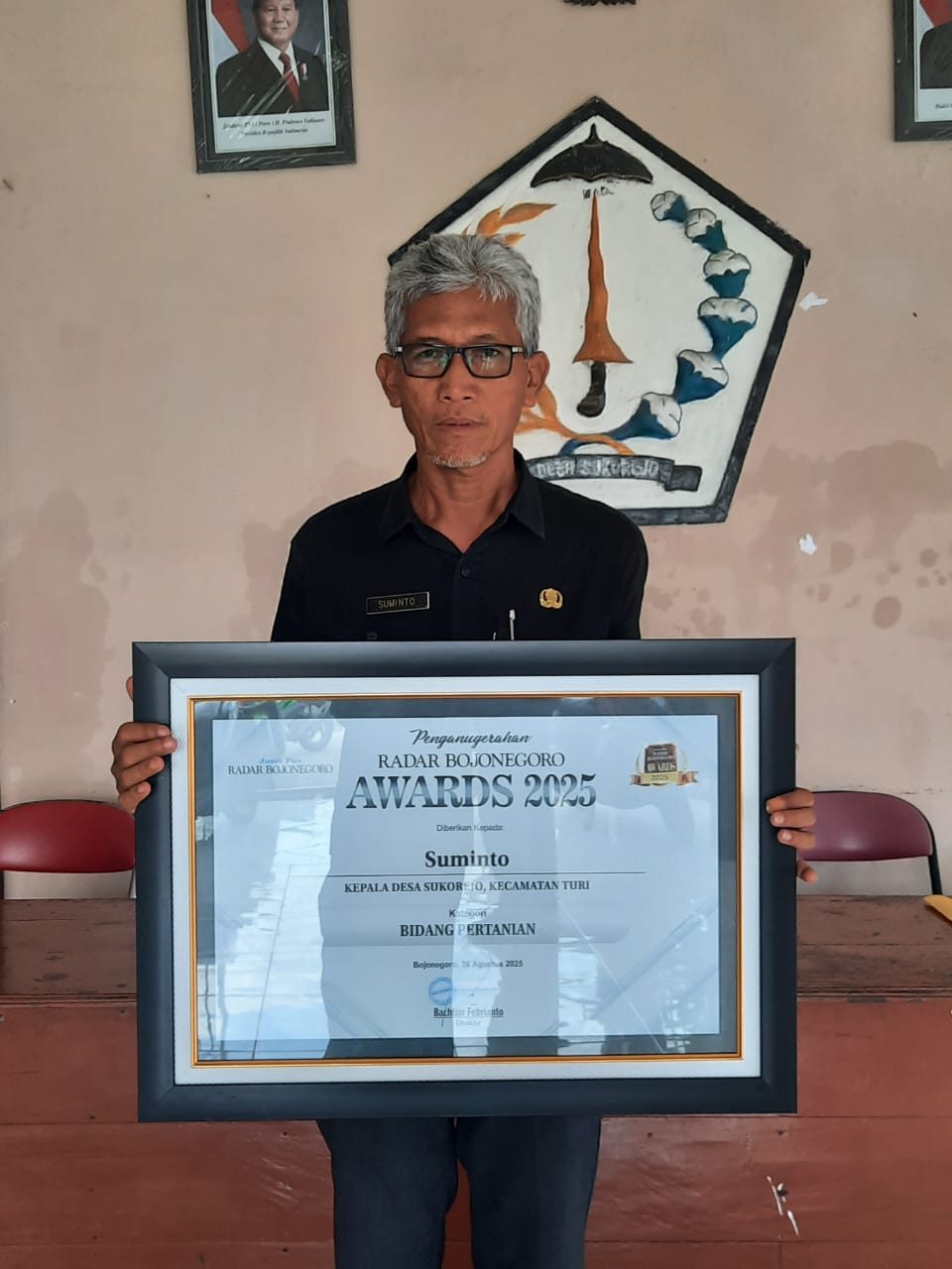 BUAH KERJA KERAS: Kades Sukorejo, Kecamatan Turi, Suminto meraih penghargaan Radar Bojonegoro Awards 2025 sebagai Desa Inspiratif Bidang Pertanian.