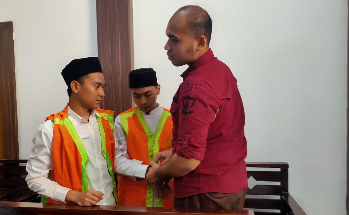 JALANI PERSIDANGAN: Zaidun Maruf dan M Khoirum Minhad yang terlibat kasus kepemilikan ganja di PN Lamongan. (ASIP ALAFI/RDR.LMG)