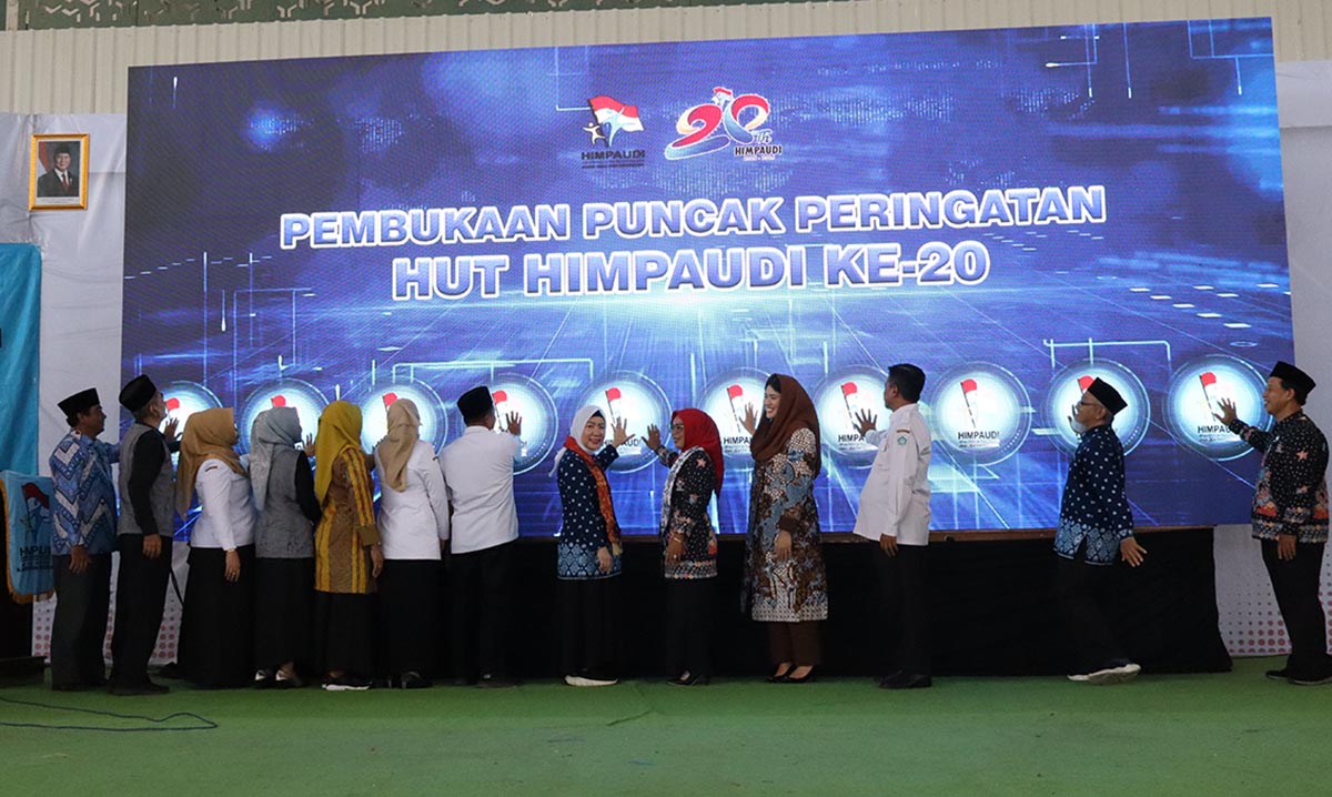 PERINGATI HUT HIMPAUDI: Pembukaan kegiatan seminar nasional bersama guru PAUD. (GAMAL A/RDR.LMG)