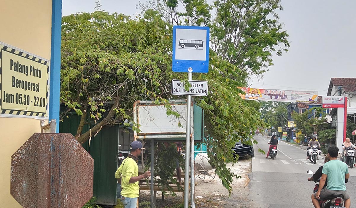 PETUNJUK: Salah satu rambu yang dipasang dishub sebelum bus Trans Jatim koridor VII dioperasionalkan. (GAMAL A/RDR.LMG)