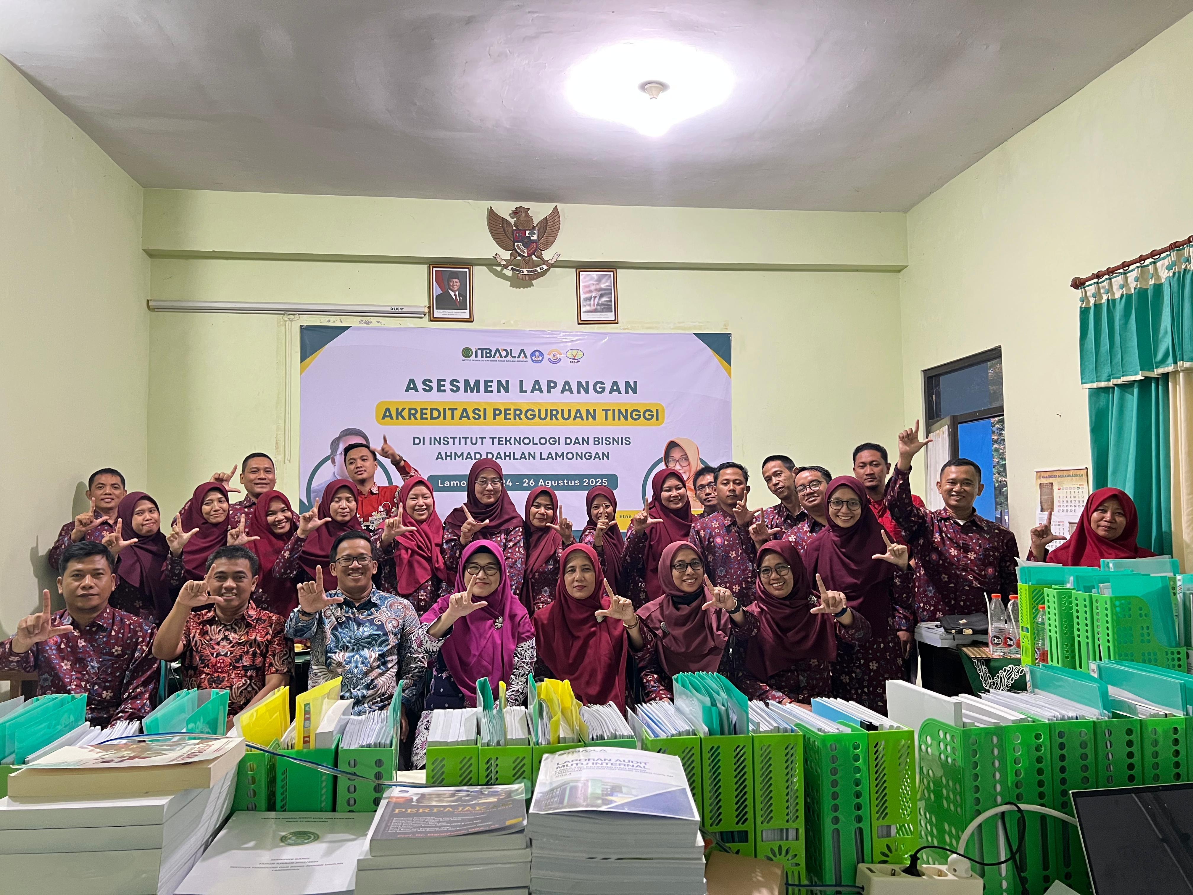 MANTAPKAN LANGKAH MENUJU KAMPUS UNGGUL :  Civitas akademika ITBADLA foto bersama tim asesor BAN-PT usai pelaksanaan asesmen lapangan akreditasi perguruan tinggi.