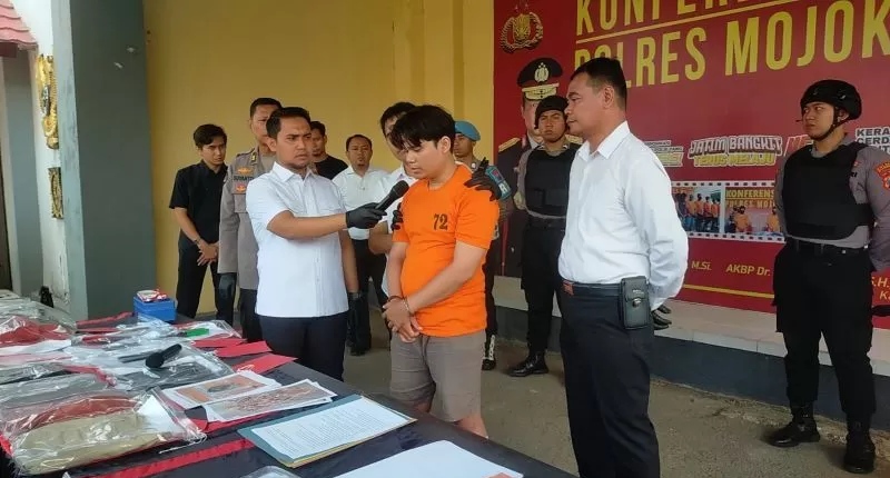 TAHANAN POLISI: Tersangka pembunuhan dan mutilasi kekasih sendiri, Alvi Maulana, ditunjukkan kepolisian saat pers rilis di Mapolres Mojokerto, Senin (8/9). (martda/jprm)