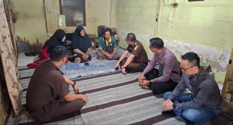 DUKUNGAN MORAL: Kepala Kejari Kabupaten Mojokerto Endang Tirtana ddidmapingi para kepala seksi melakukan takziah ke rumah duka korban mutilasi di Lamongan untuk menyampaikan belasungkawa, Selasa (9/9)