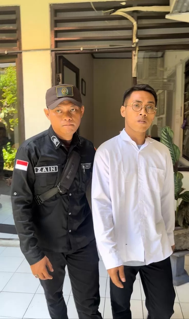 TAHAP PERSIDANGAN: Terdakwa kasus TPPO, Andi Febrianto, dikawal petugas kejaksaan usai menjalani sidang tuntutan di Pengadilan Negeri Mojokerto, kemarin (11/9). (farisma/jprm)