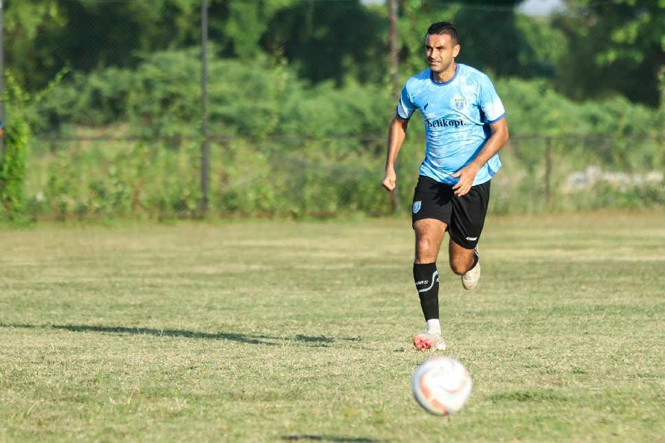 Selain Jhon Mena, Otavio Dutra juga mendapatkan sanksi larangan bermain dalam laga perdana Persela melawan Deltras.
