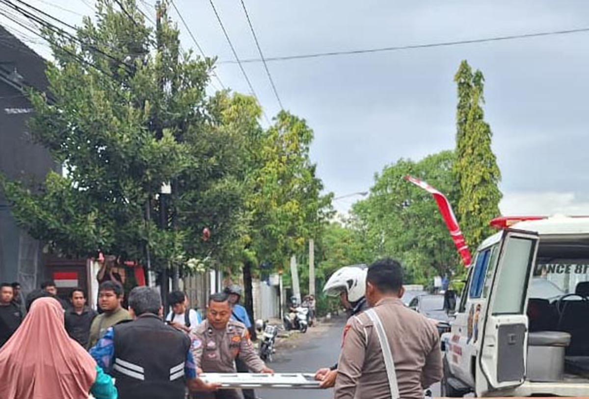 DATANGI LOKASI KEJADIAN: Ambulans yang siap membantu memberikan pertolongan medis.  (GAMAL A/RDR.LMG)