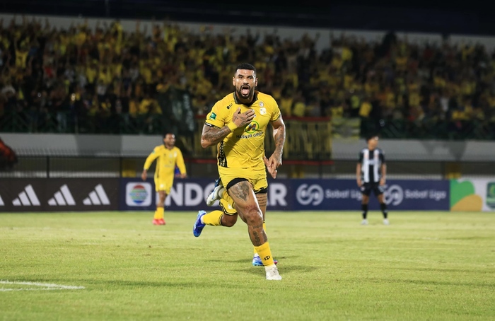 KEMENANGAN PERDANA:Selebrasi Renan Alves usai mencetak gol penentu kemenangan Barito Putera atas Kendal Tornado FC di Stadion Demang Lehman, Martapura, Jumat (12/9/2025) malam.