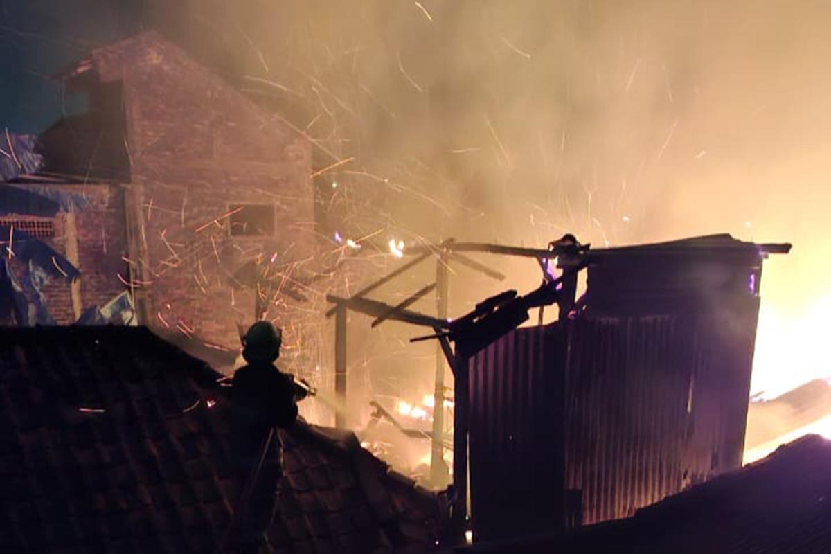 PADAMKAN API: Petugas menyemprotkan air ke rumah yang terbakar di Kelurahan Sukomulyo, Kecamatan Lamongan. (ANJAR DWI PRADIPTA/RDR.LMG)