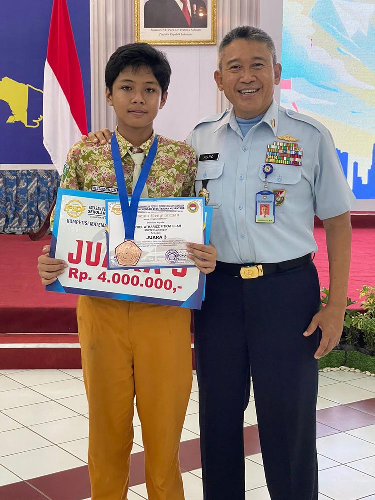 BERPRESTASI: Farrel Atharizz Fitratillah menunjukkan piagam penghargaan setelah mengikuti olimpiade di SMA Taruna Nusantara Magelang. (IST/RDR.LMG)