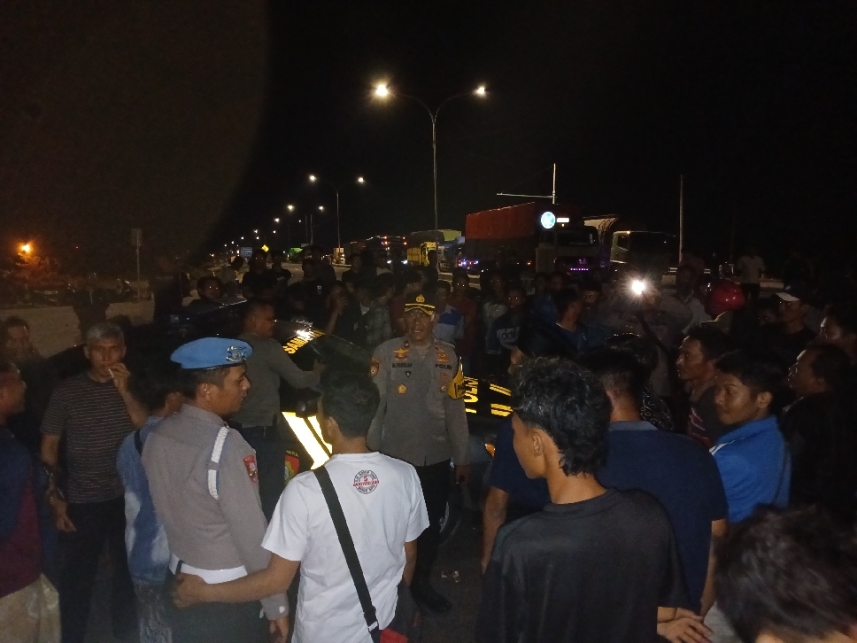 Warga Desa Balun, Kecamatan Turi, melakukan blokade JLU, Minggu (14/9)