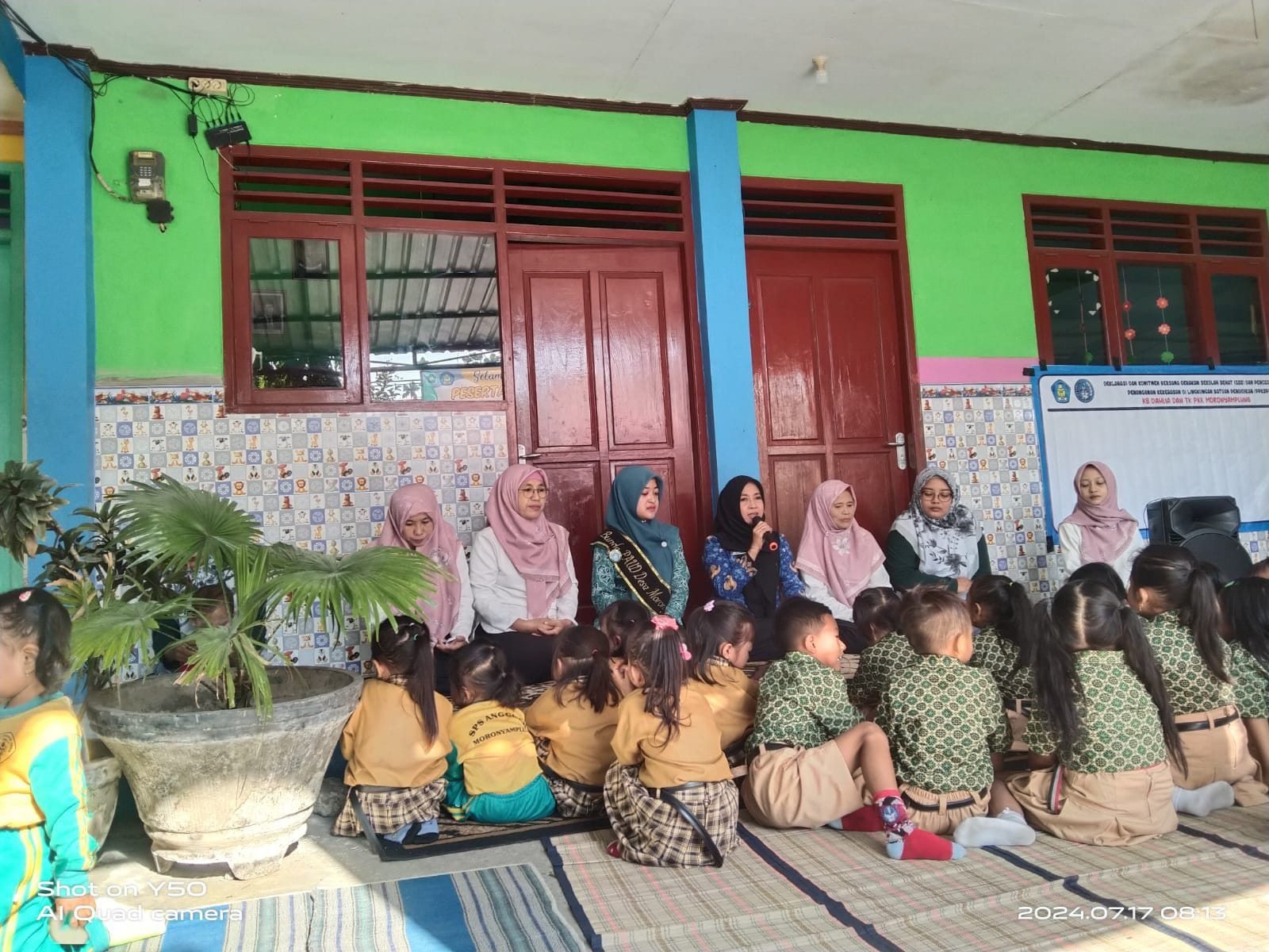 SOSIALISASI: Kades Moronyamplung, Kecamatan Kembangbahu, Sri Rahayu S, S,Pd memberikan sosialisasi dan edukasi pada anak dan orang tua.