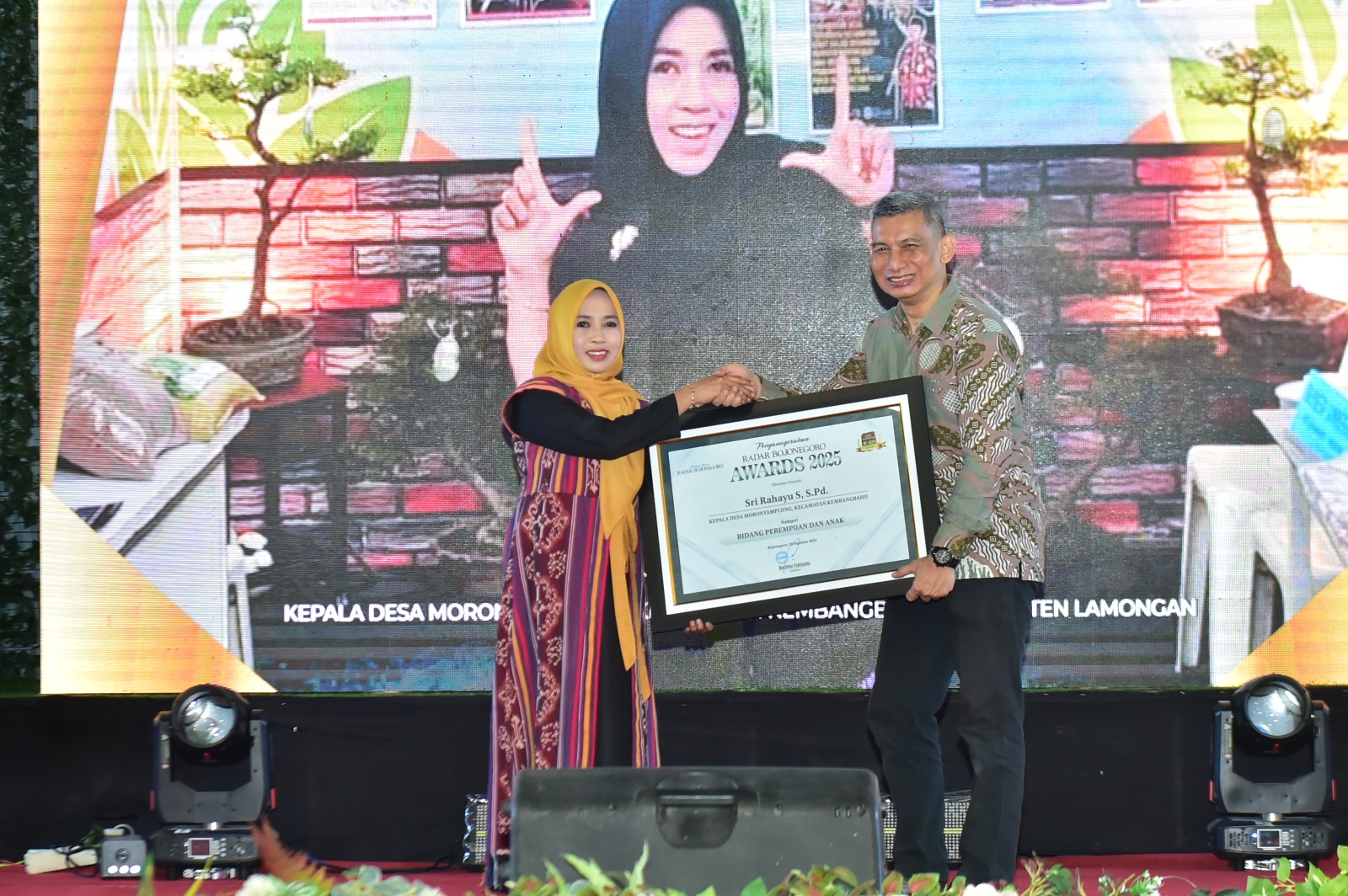 BERPRESTASI: Direktur Jawa Pos Radar Bojonegoro, Bachtiar Febrianto menyerahkan penghargaan kepada Kades Moronyamplung, Kecamatan Kembangbahu, Sri Rahayu S, S.Pd, sebagai Desa Inspiratif.