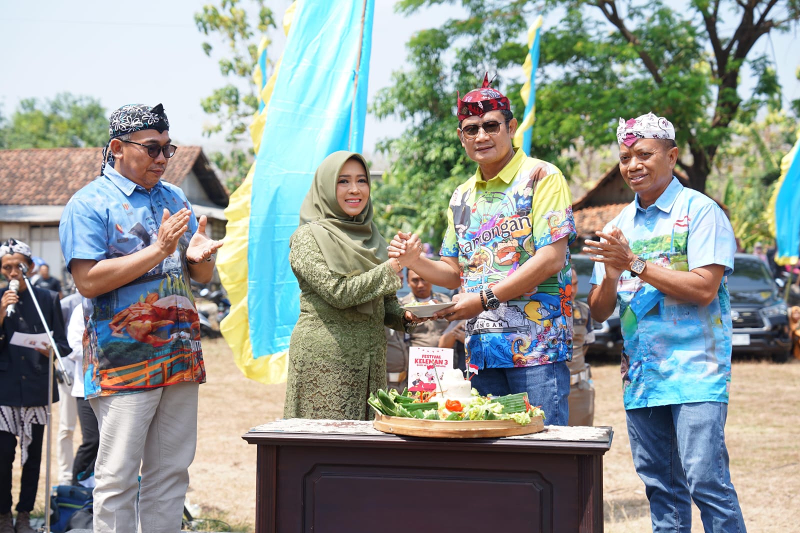 AKRAB: Kades Moronyamplung, Sri Rahayu S, S,Pd bersama Bupati Lamongan, Dr. H. Yuhronur Efendi, MBA, M.Ek dan Sekda Lamongan, Drs. Mohammad Nalikan, M.M pada acara Keleman 2.