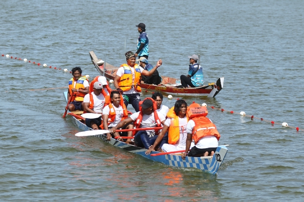 Lomba Perahu Dayung di Bengawan Mati, Bantaran sungai Bengawan Solo diikuti oleh puluhan peserta dari berbagai Desa di Jawa Timur.
