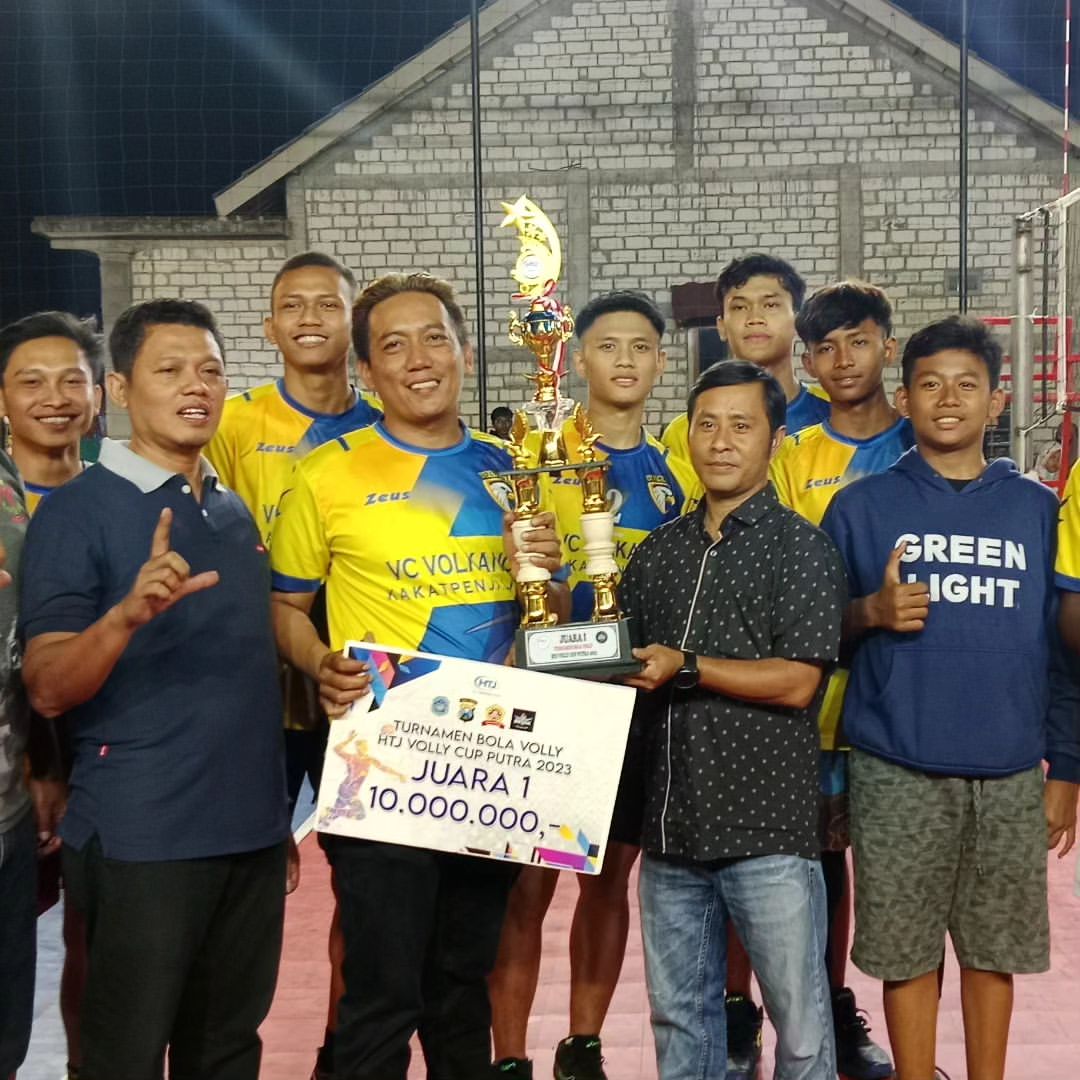 MEMBANGGAKAN: Tim Volkano, tim voli putra Desa Kakatpenjalin meraih juara 1 turnamen voli di HTJ CUP Putra Tahun 2023.