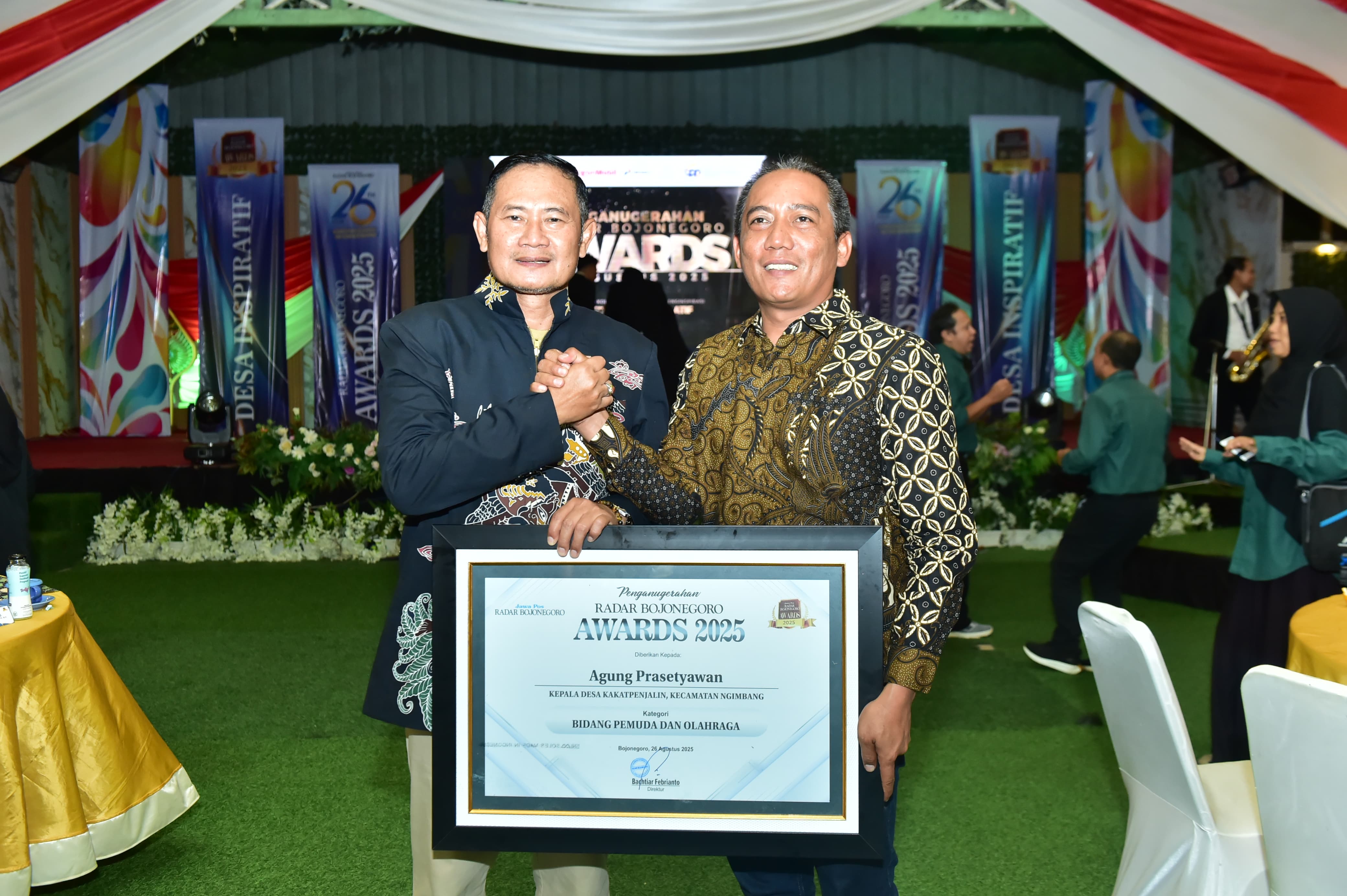 SELAMAT DAN SUKSES: Kades Kakatpenjalin, Kecamatan Ngimbang, Agung Prasetyawan, foto bersama Bupati Lamongan, Dr. H. Yuhronur Efendi, MBA, M.Ek.