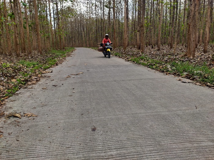 INFRASTRUKTUR MANTAP: Jalan Poros Desa Kakatpenjalin mulus dan mantap.