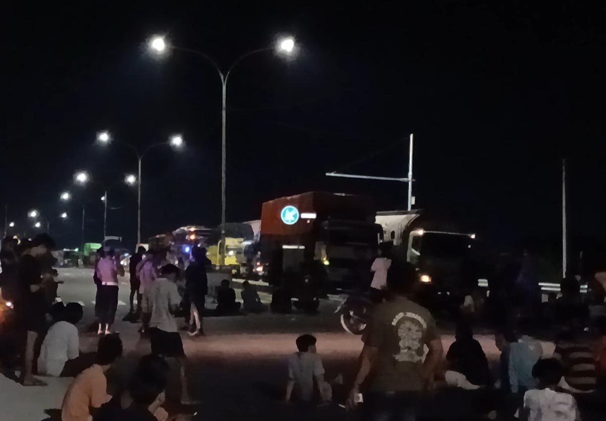 PROTES: Sebagian warga Desa Balun duduk &ndash; duduk di jalan lingkar utara. Mereka protes karena tidak ada traffic light, sehingga rawan kecelakaan. (ANJAR DWI PRADIPTA/RDR.LMG)