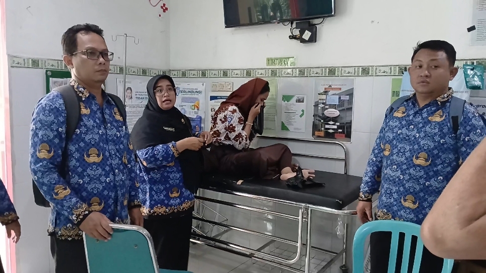 Beberapa pelajar SMAN 2 Lamongan dirawat di ruang IGD RS Islam Nasrul Ummah Lamongan, Rabu (14/9)