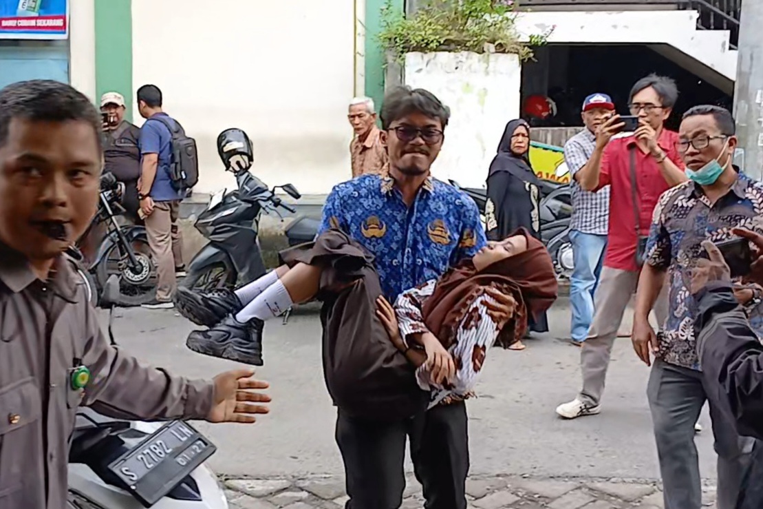 Beberapa Pelajar dibopong oleh guru ke Rumah Sakit Islam Nasrul Ummah Lamongan, Rabu (17/9)