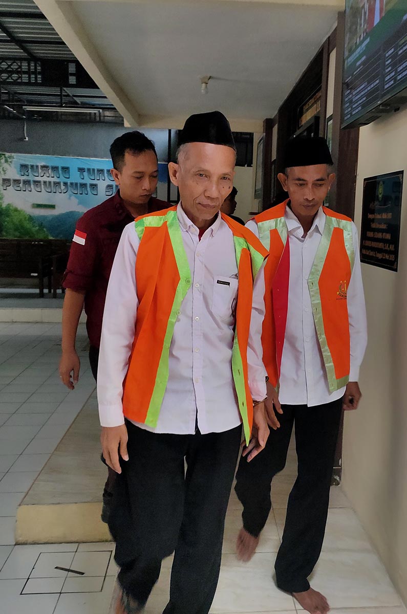 DIVONIS TIGA TAHUN: M Badri dan Sunaryo menjalani sidang putusan di Pengadilan Negeri Lamongan. (IST/RDR.LMG)
