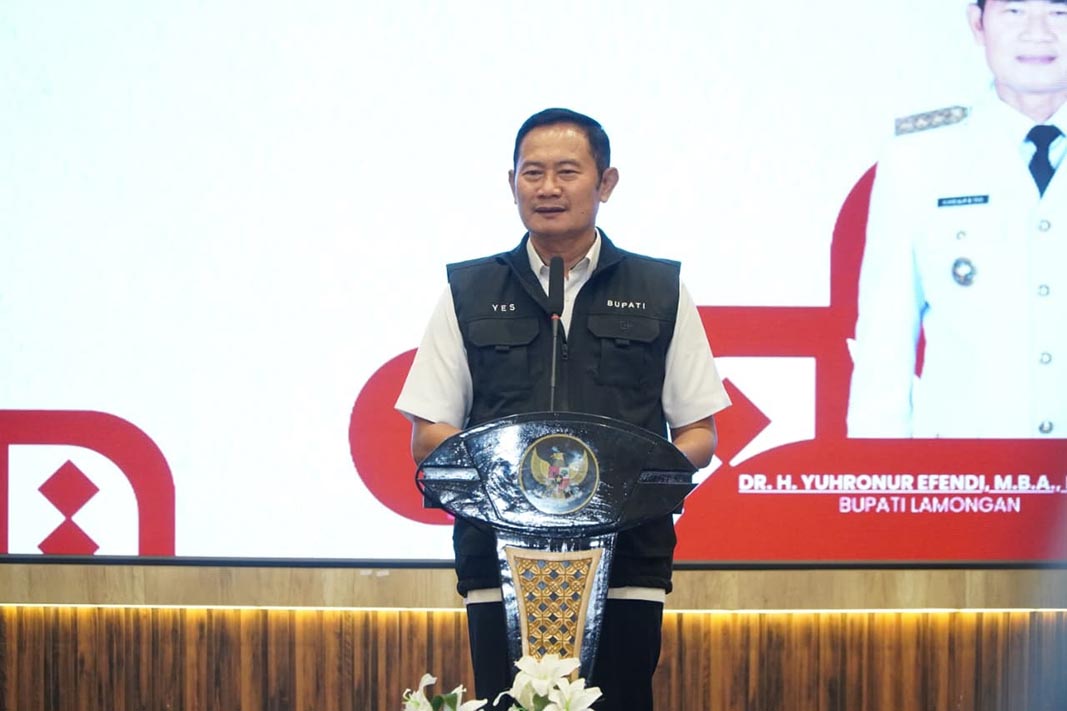 DORONG PENGURUS KDMP LEBIH AKTIF: Bupati Lamongan Yuhronur Efendi di acara bimbingan operasional dan managemen pengelolaan koperasi desa merah putih. (HUMAS KOMINFO/RDR.LMG)