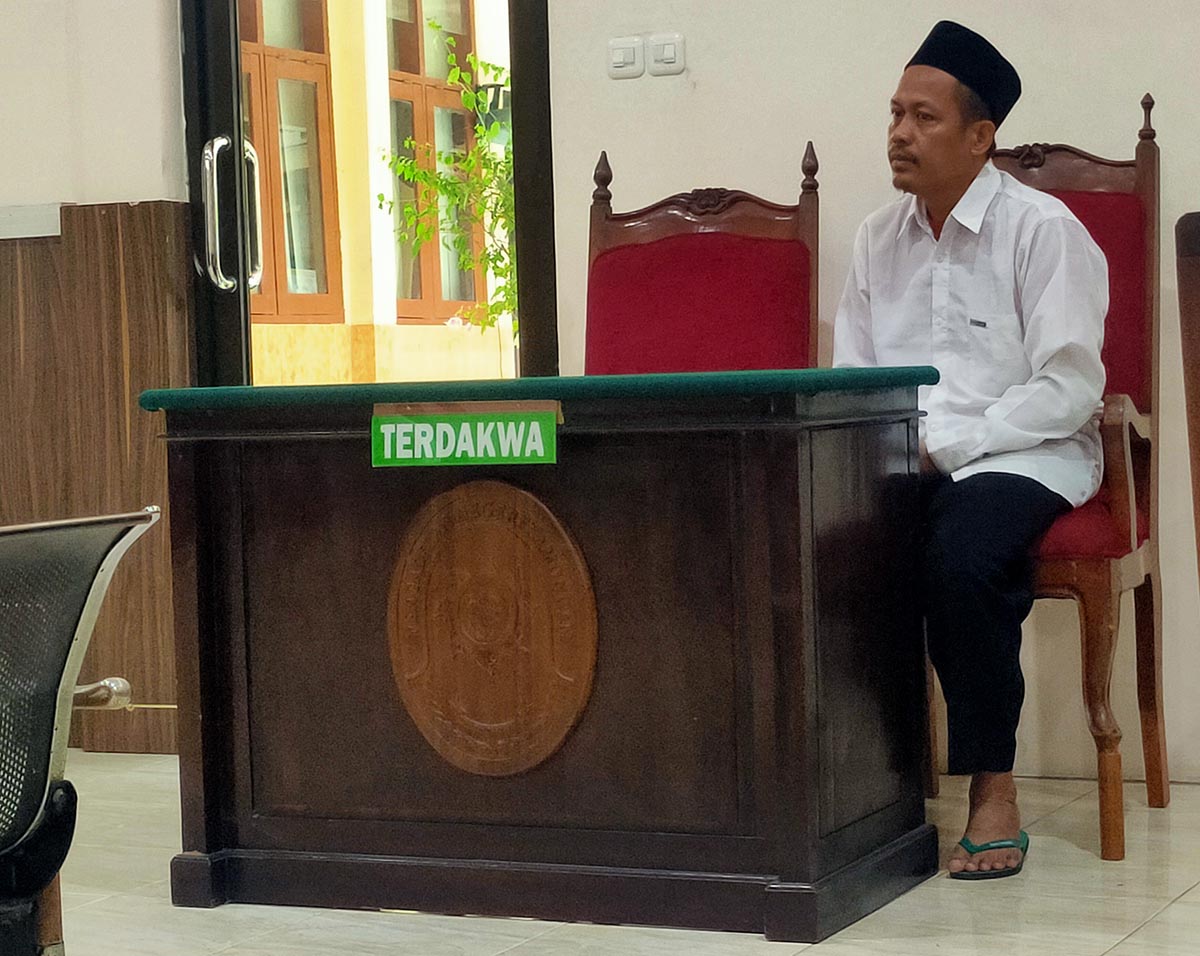 JADI TERDAKWA: Mohammad Imron saat menjalani sidang di Pengadilan Negeri Lamongan. (ASIP ALAFI/RDR.LMG)