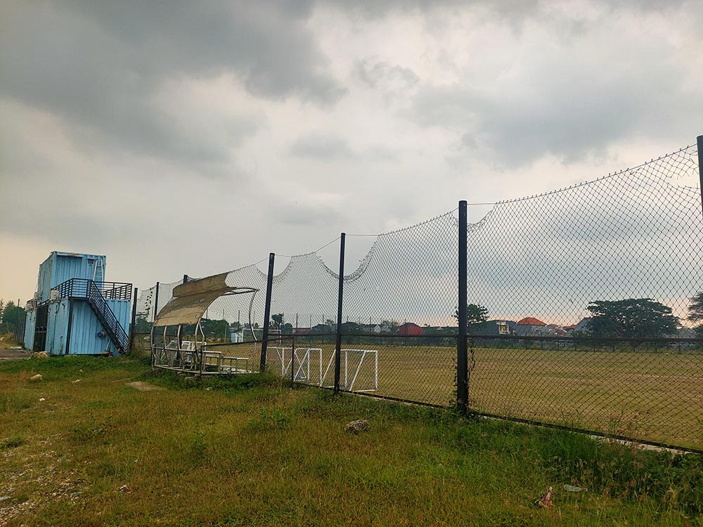 MASIH KERAS: Lapangan training ground di kawasan Gajahmada bakal ditambahi pasir agar kondisinya lebih baik. (RIKA RATMAWATI/RDR.LMG)