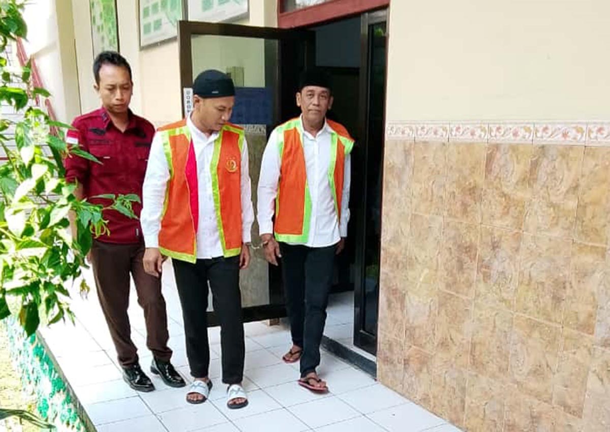 DITUNDA: Andik Siswanto dan Siswoyo, dua terdakwa kasus sabu, di PN Lamongan.  (IST/RDR.LMG)