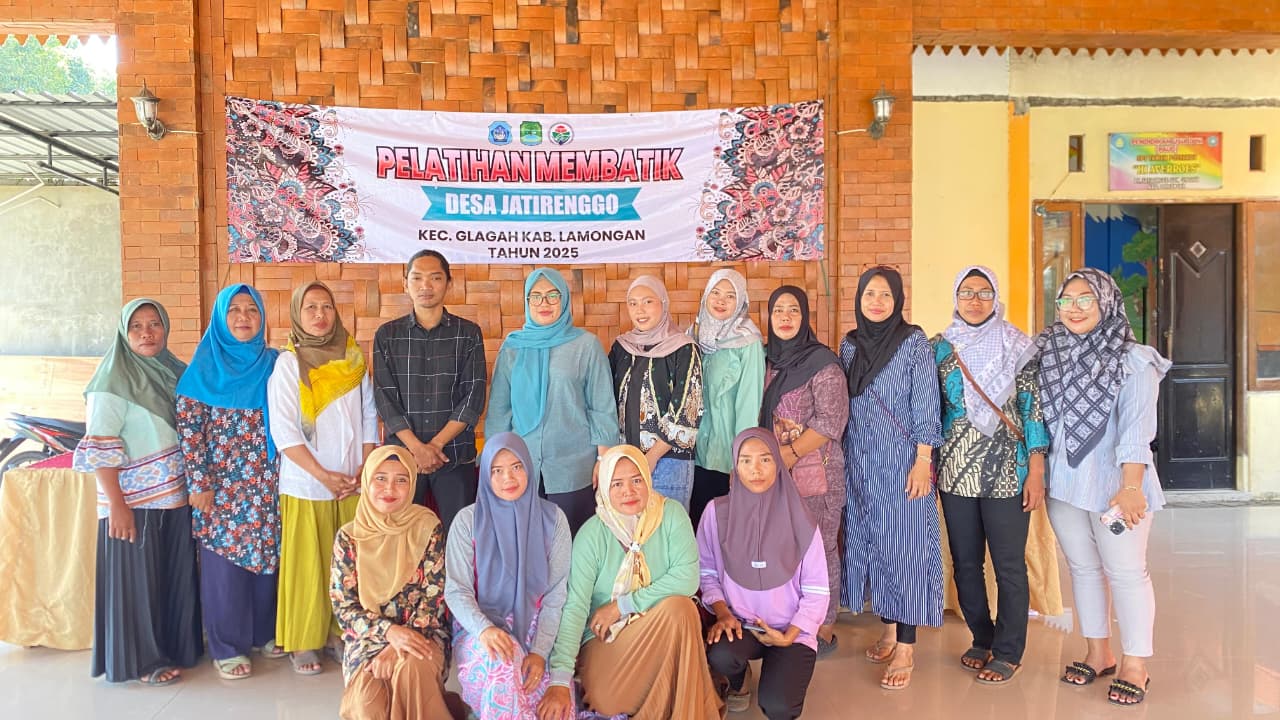 PELATIHAN MEMBATIK: Kades Try Deasy Kusumaning Ayu S.psi bersama para ibu di Balai Desa Jatirenggo.