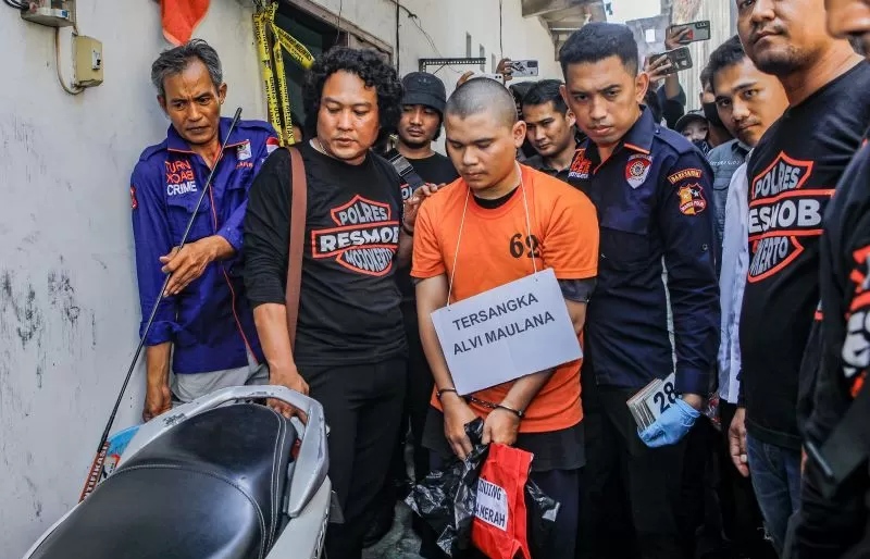 SEGERA DI SIDANG : Alvi Maulana saat reka adegan pembunuhan dengan mutilasi.