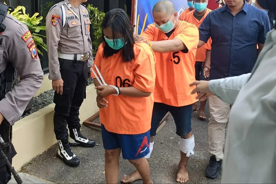 Tersangka WI dan TH saat dibawa anggota polres Bojonegoro. (YUAN EDO/RADAR BOJONEGORO)