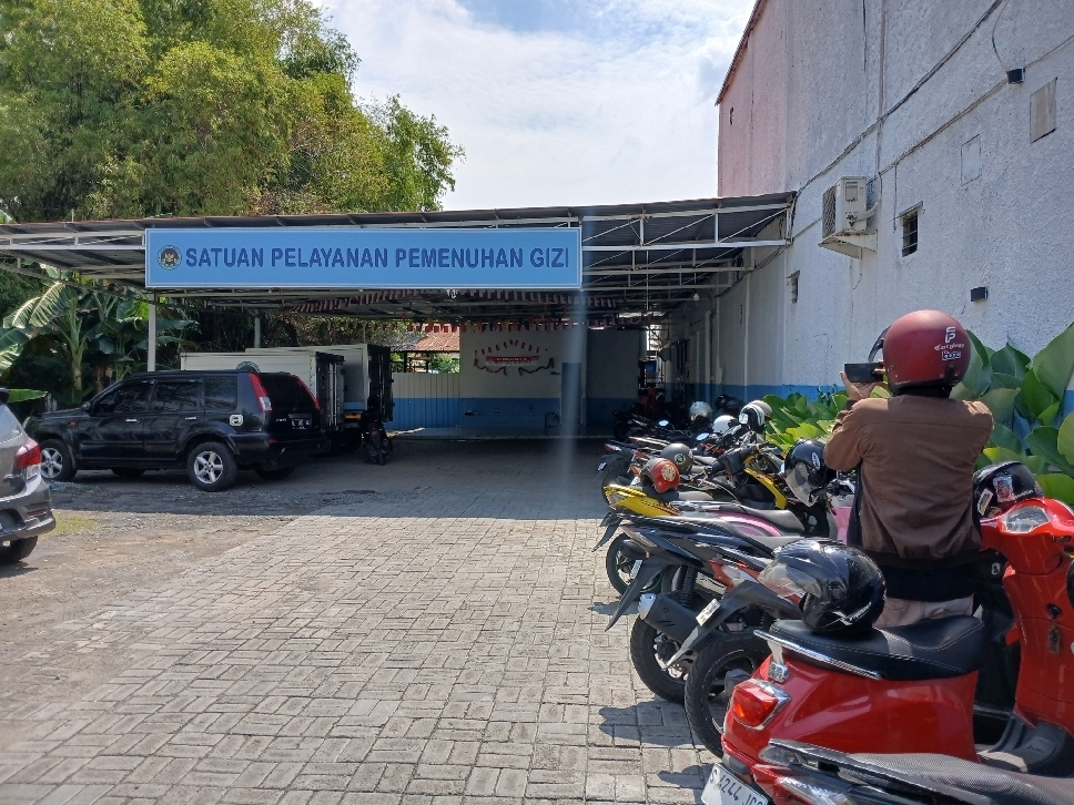 JADI SOROTAN: Potret Satuan Pelayanan Pemenuhan Gizi (SPPG) yang mendistribusikan makan bergizi gratis (MBG) ke SMADA Lamongan.