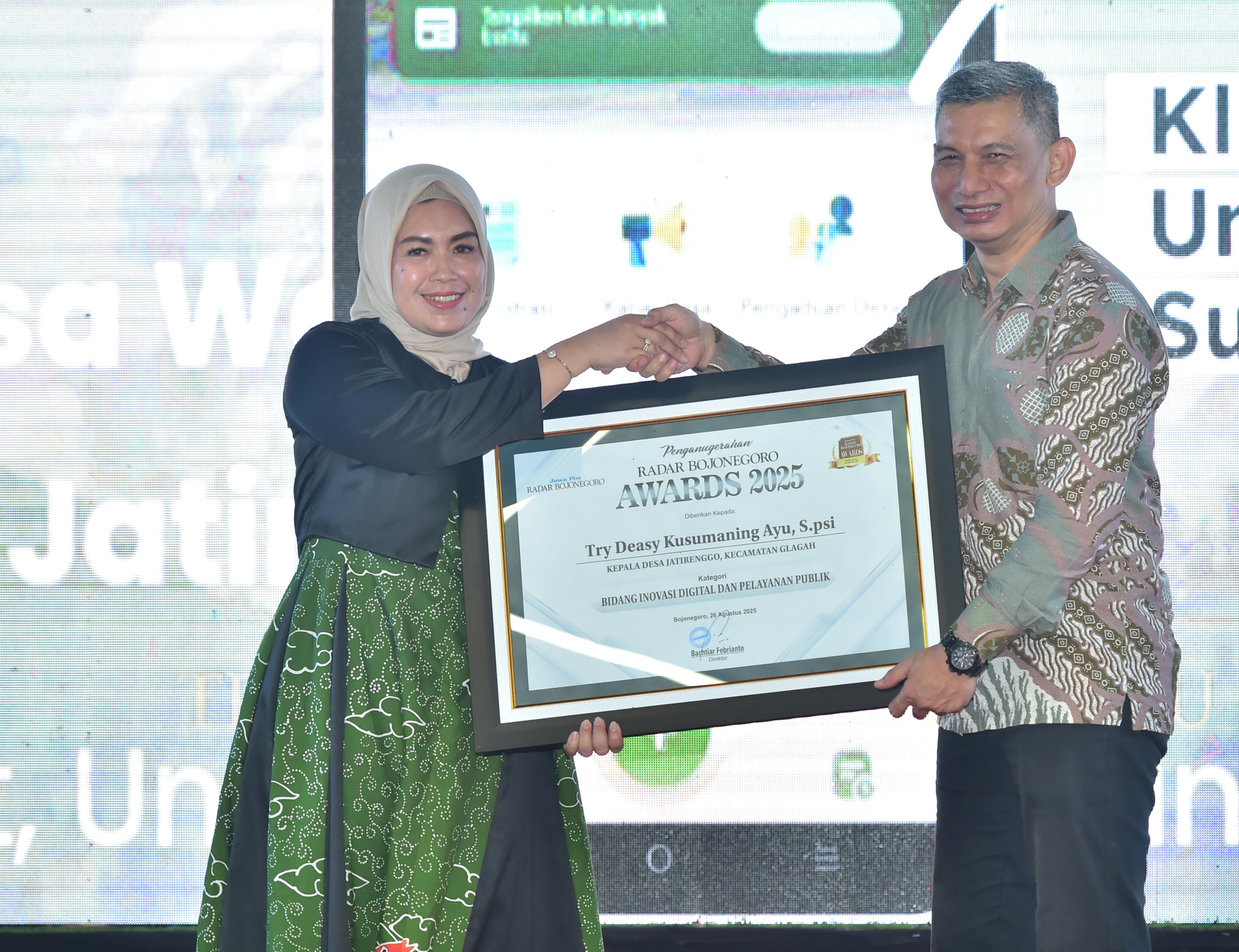 KADES INSPIRATIF: Kades Jatirenggo,  Try Deasy Kusumaning Ayu S.psi, menerima penghargaan Jawa Pos Radar Bojonegoro Awards 2025 yang diserahkan Direktur Jawa Pos Radar Bojonegoro Bachtiar Febrianto.