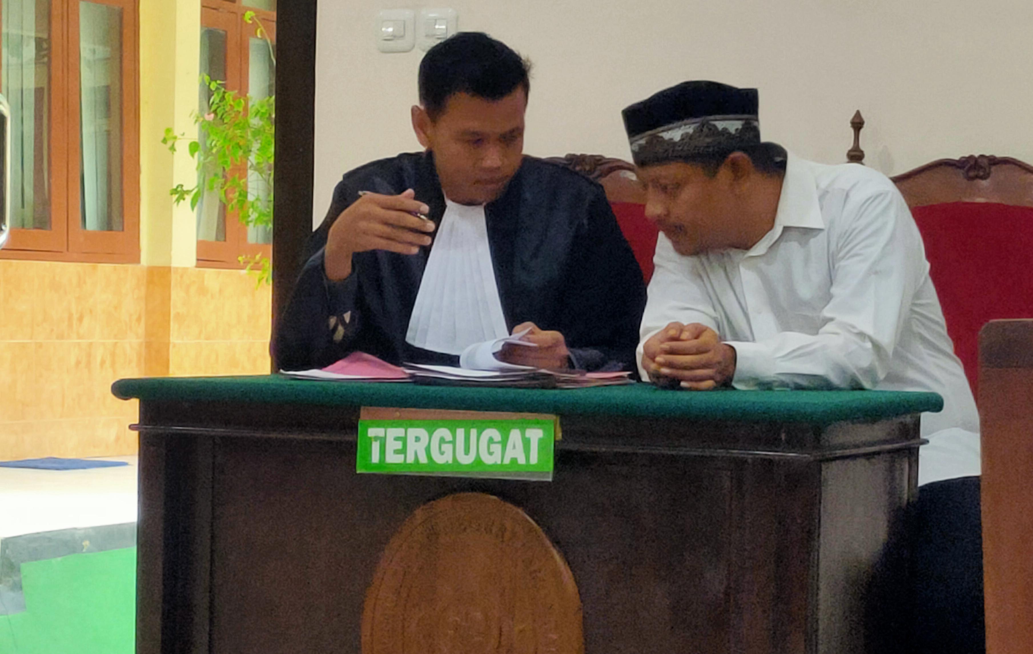 DIVONIS TUJUH TAHUN: Sanditia Dimas Prakasa didampingi penasihat hukumnya di Pengadilan Negeri Lamongan. (IST/RDR.LMG)
