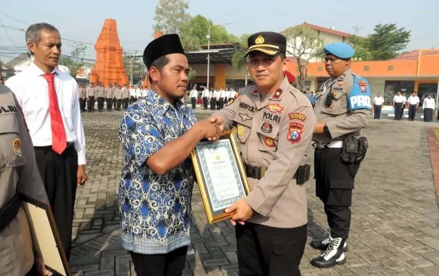 APRESIASI: Suliswanto, penemu potongan tubuh korban mutilasi di Pacet, menerima penghargaan dari Polres Mojokerto, Rabu (17/9). (martda/jprm)