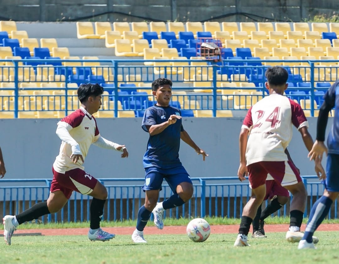 Pemain Gresik United saat ditahan imbang oleh Persekabpas Pasuruan saat uji coba kemarin (19/9). (Instagram @GresikUnited)