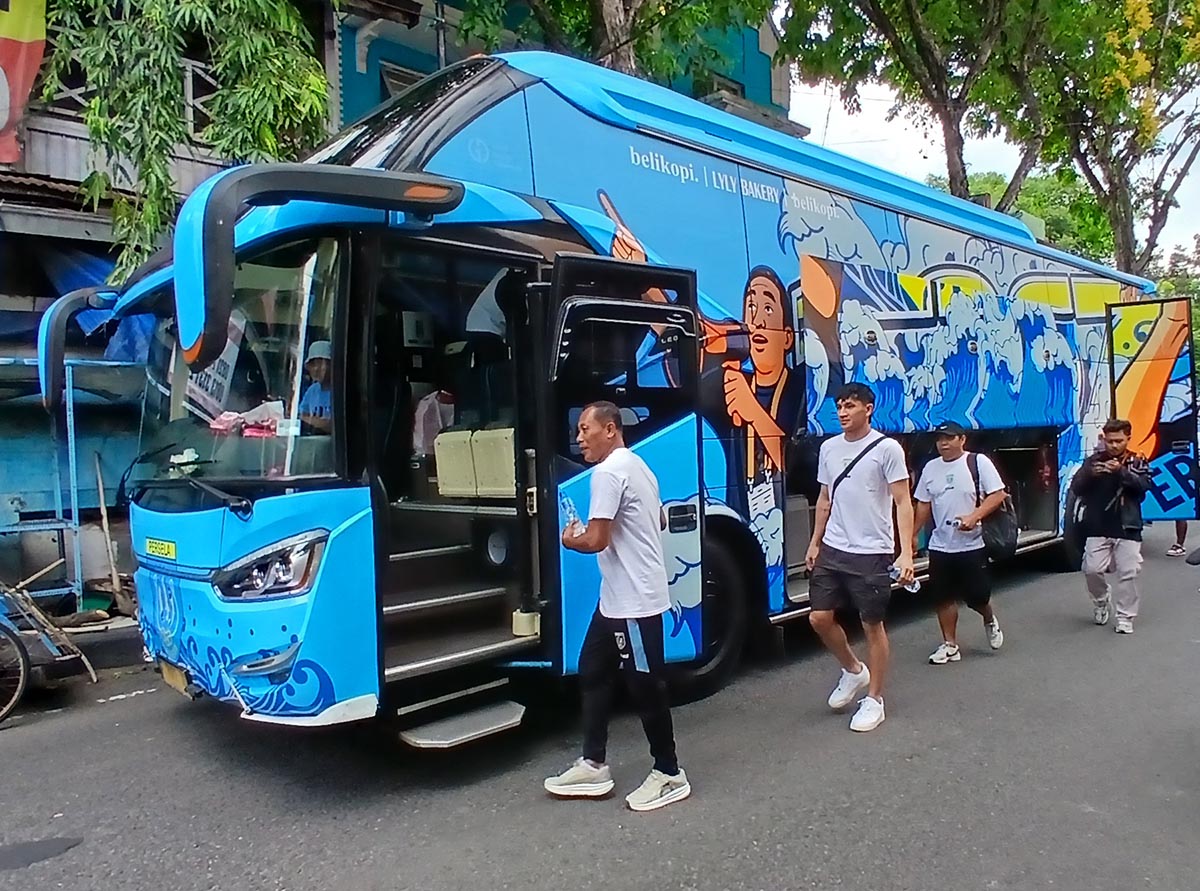 BERANGKAT KE SEMARANG: Skuad Persela menumpangi bus untuk melakoni laga away melawan Kendal Tornado FC di Stadion Jatidiri, Semarang. (ANJAR DWI PRADIPTA/RDR.LMG)