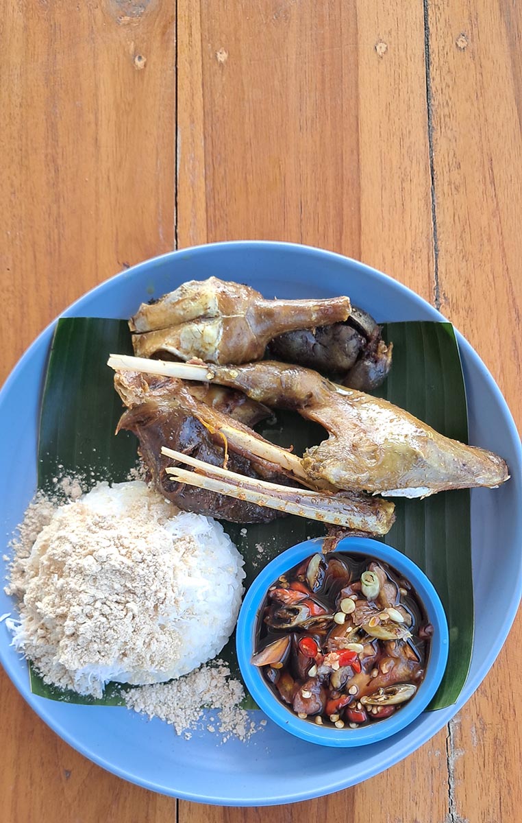 KULINER PAGI: Ketan dan gorengan buruk kowak dengan sambal kecap di warungnya. (GAMAL A/RDR.LMG)