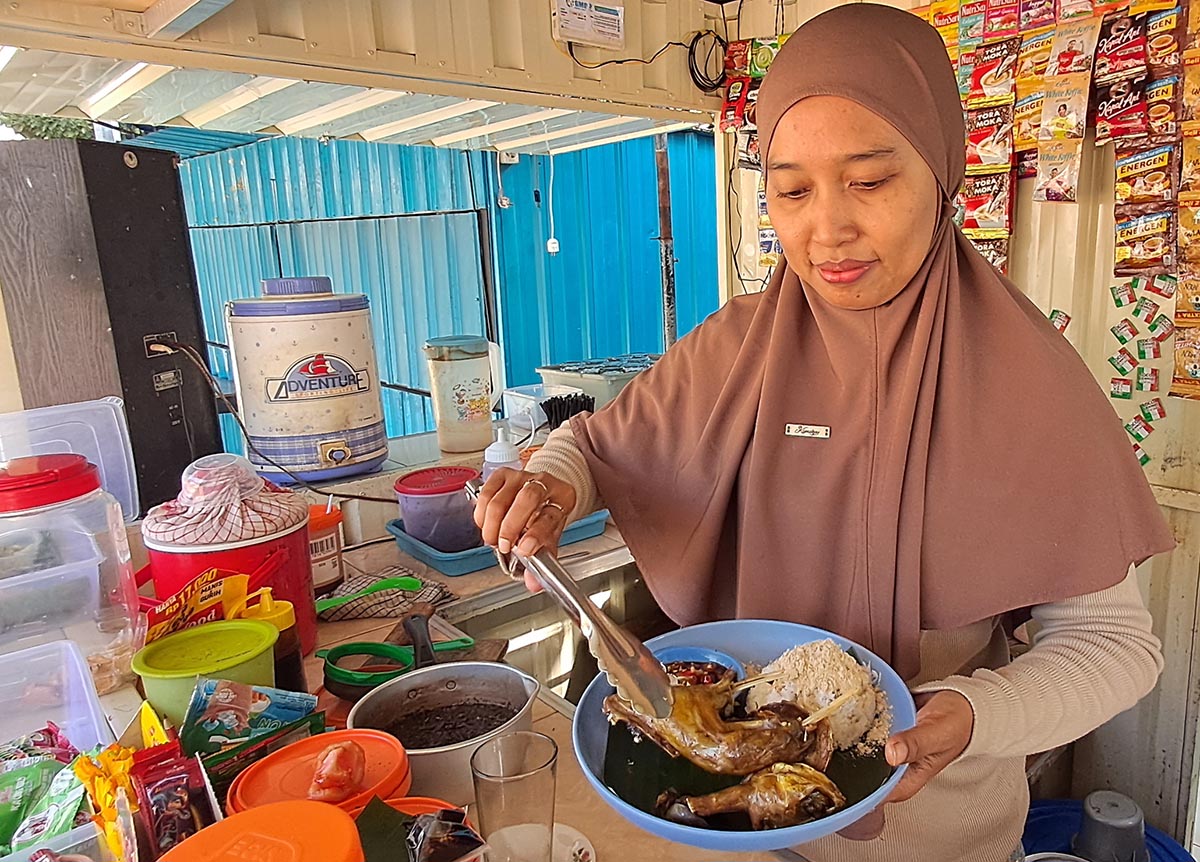 KULINER PAGI: Icha menyajikan ketan dan gorengan buruk kowak dengan sambal kecap di warungnya. (GAMAL A/RDR.LMG)