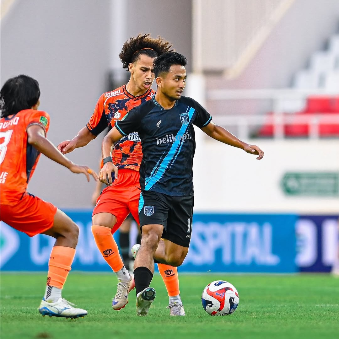 Pemain Persela, Hambali Tholib dikawal ketat pemain Kendal Tornado Fc