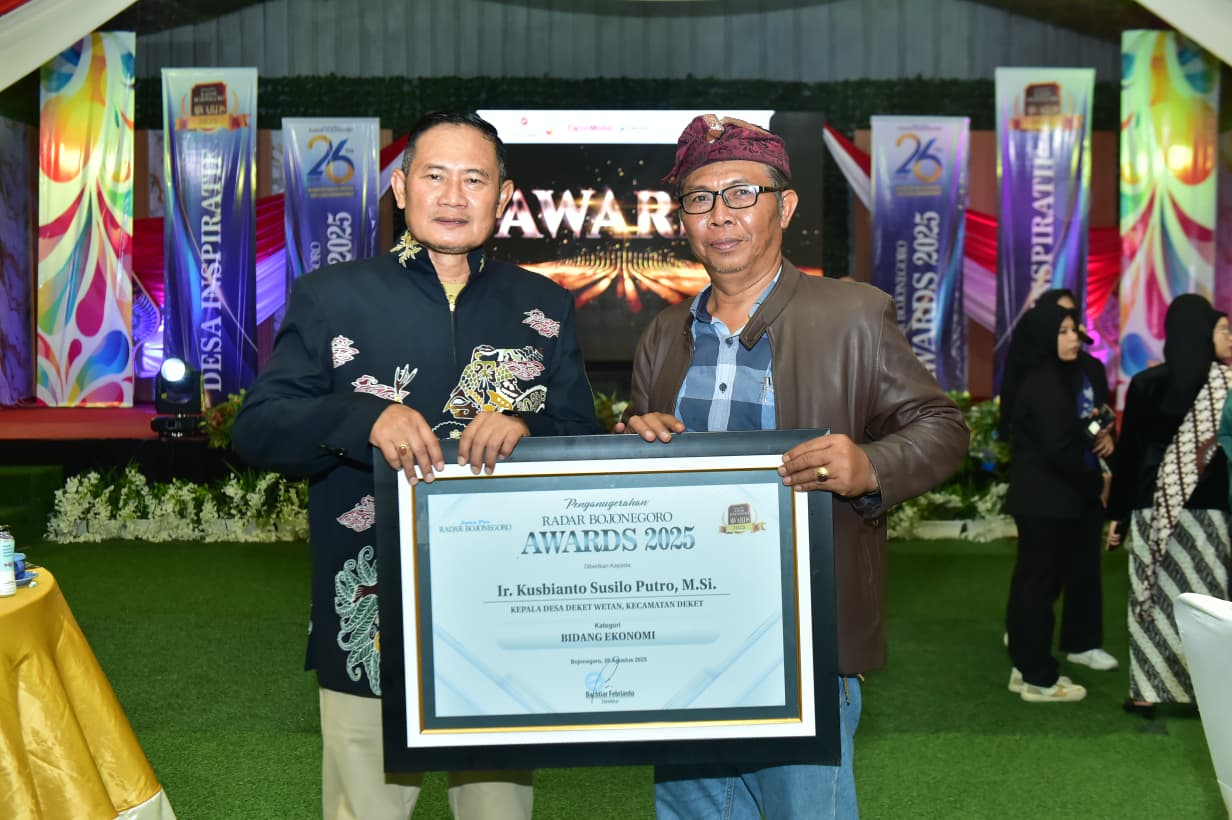 Bupati Lamongan, Dr. H. Yuhronur Efendi, MBA, M.Ek memberikan ucapan selamat kepada Kades Deket Wetan, Kecamatan Deket, Ir. Kusbianto Susilo Putro, M.Si. atas penghargaan yang diterima.