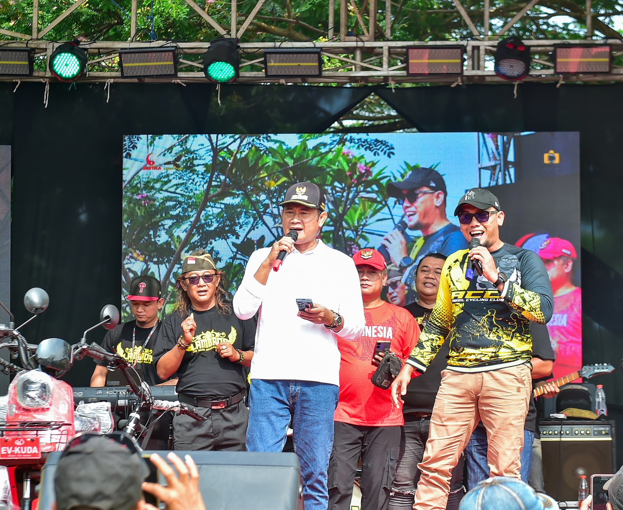 GEMBIRA: H. Ahmad Shandy selaku Owner PT Ababil Group beserta Bupati Lamongan Yuhronur Efendi telah menyapa peserta diatas panggung.