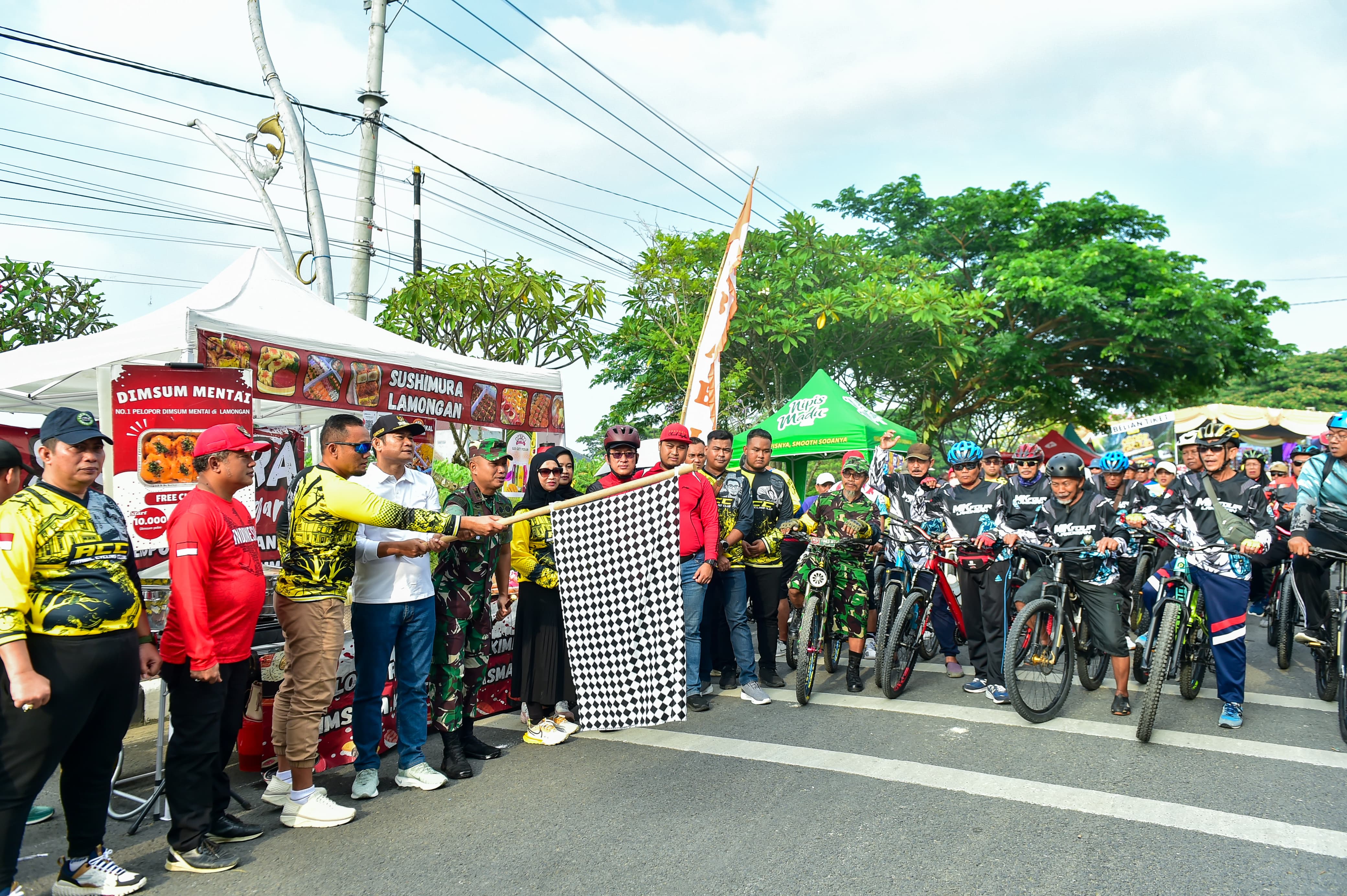 SEMANGAT: H. Ahmad Shandy selaku Owner PT Ababil Group telah memberangkatkan ratusan peserta.