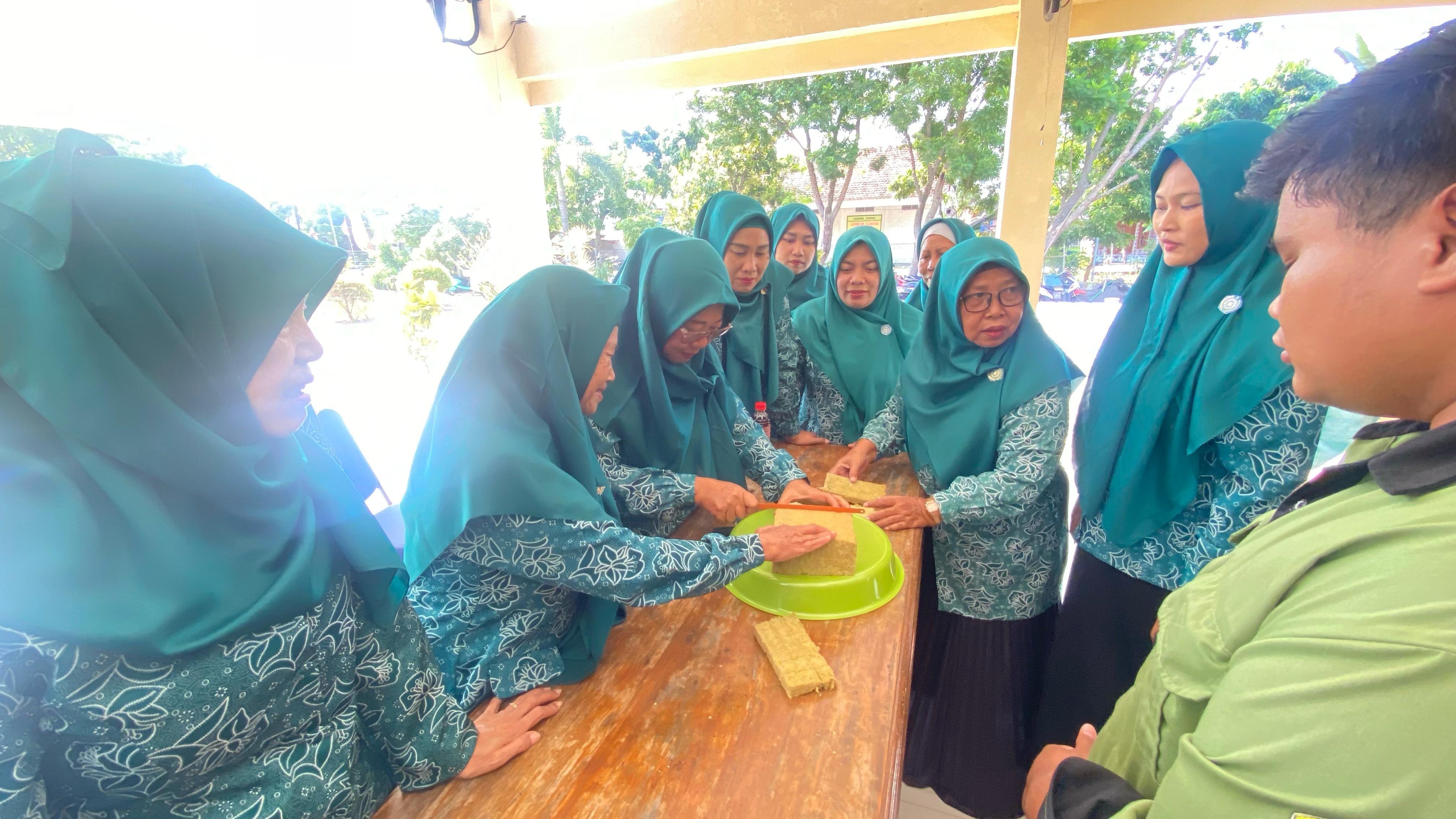 Pelatihan persemaian hidroponik dengan media rockwool didampingi oleh mahasiswa fakultas Pertanian UWP