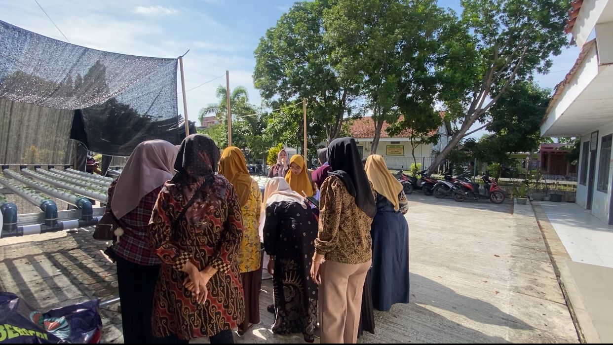Ibu-ibu PKK praktik penanaman dan perawatan hidroponik system DFT